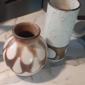 2 pieces of vintage pottery that look so great together! Amazing condition!